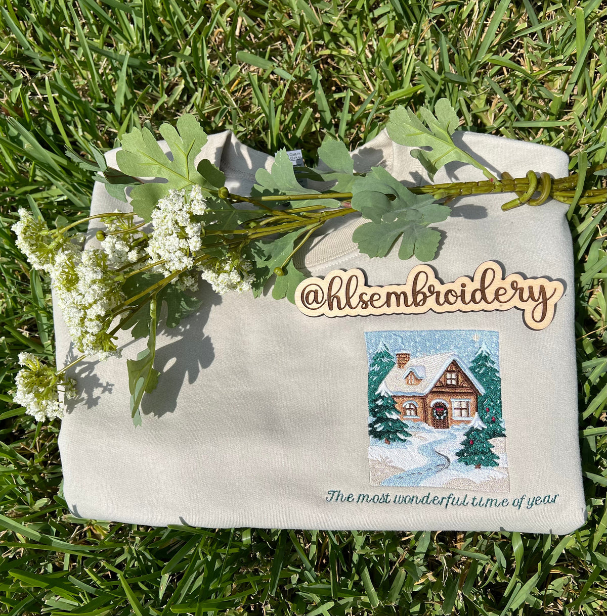 Embroidered crewneck with Christmas scenery 