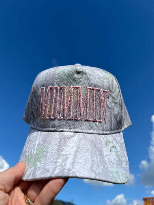 White camo cap with puff embroidery Mommin' in pink