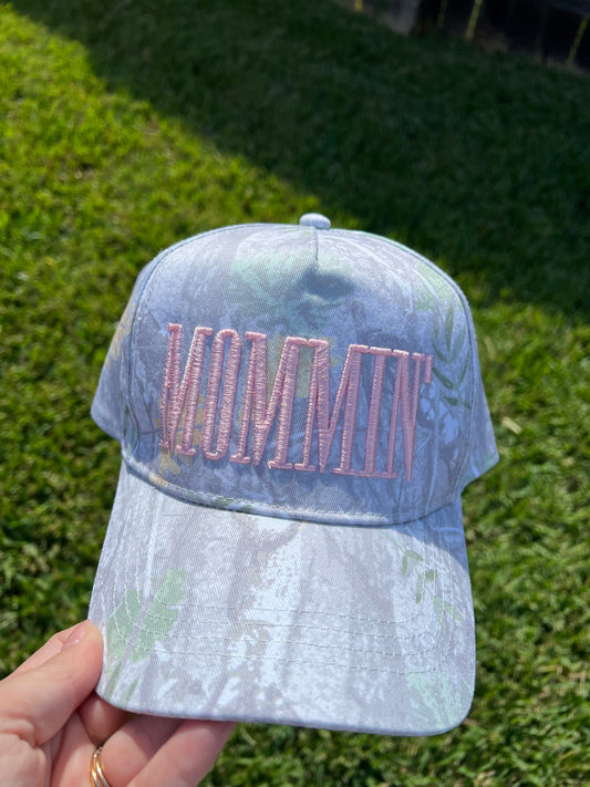 White camo cap with puff embroidery Mommin' in pink